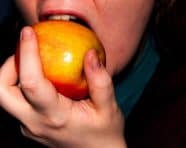 Un estudio revela que los alimentos saludables son más baratos que la comida chatarra en los supermercados del Reino Unido